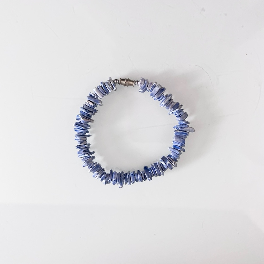 BLUE PUKA SHELL SCREW CLASP BRACELET